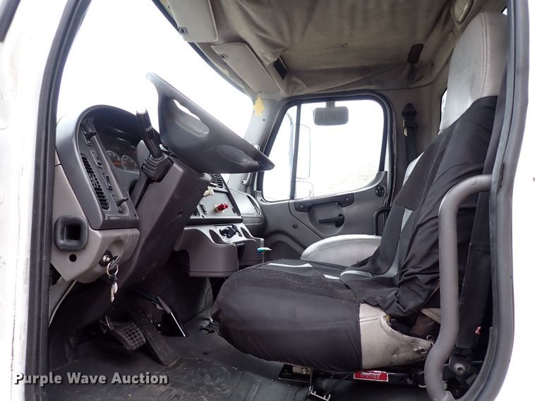 image for item IS9494 2007 Freightliner M2 106  box truck