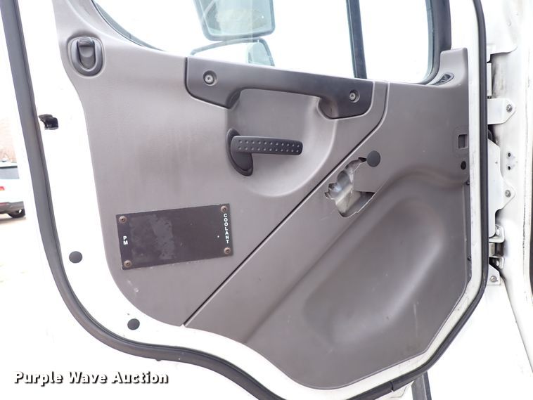 image for item IS9494 2007 Freightliner M2 106  box truck