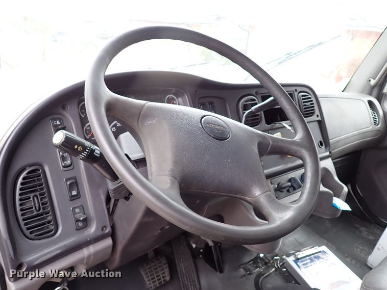 image for item IS9494 2007 Freightliner M2 106  box truck