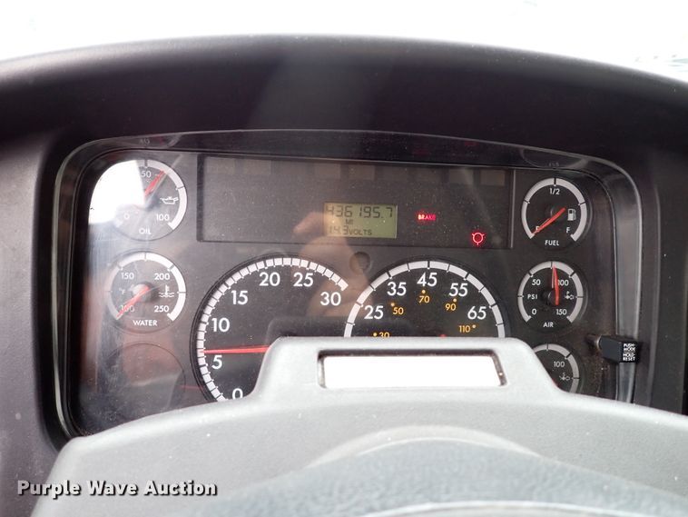 image for item IS9494 2007 Freightliner M2 106  box truck