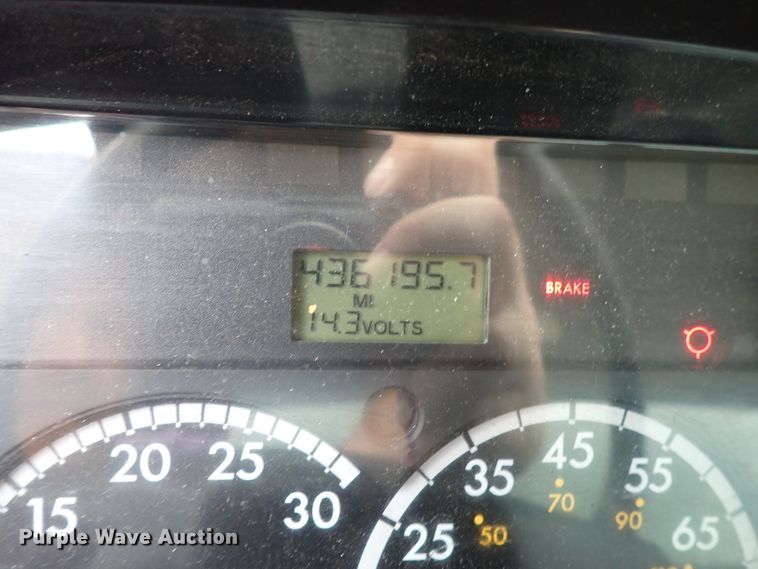 image for item IS9494 2007 Freightliner M2 106  box truck