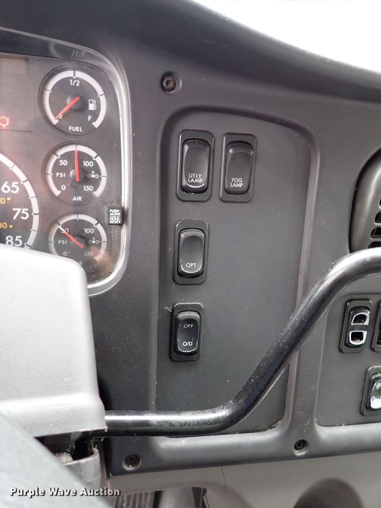 image for item IS9494 2007 Freightliner M2 106  box truck