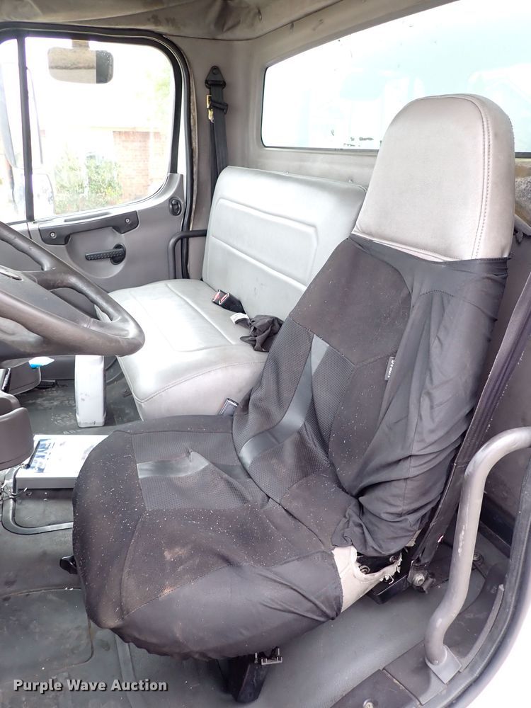 image for item IS9494 2007 Freightliner M2 106  box truck