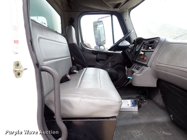 image for item IS9494 2007 Freightliner M2 106  box truck