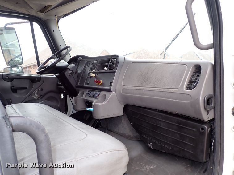 image for item IS9494 2007 Freightliner M2 106  box truck