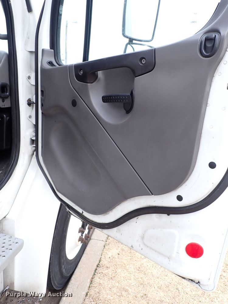 image for item IS9494 2007 Freightliner M2 106  box truck