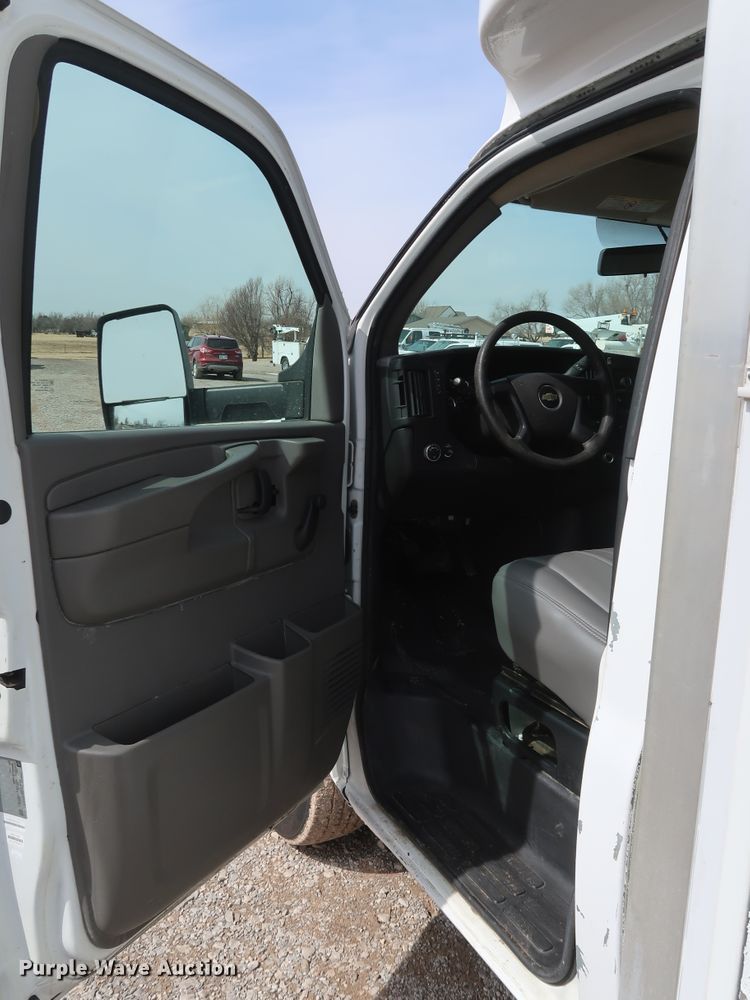 image for item IY9120 2013 Chevrolet Express G3500  box truck