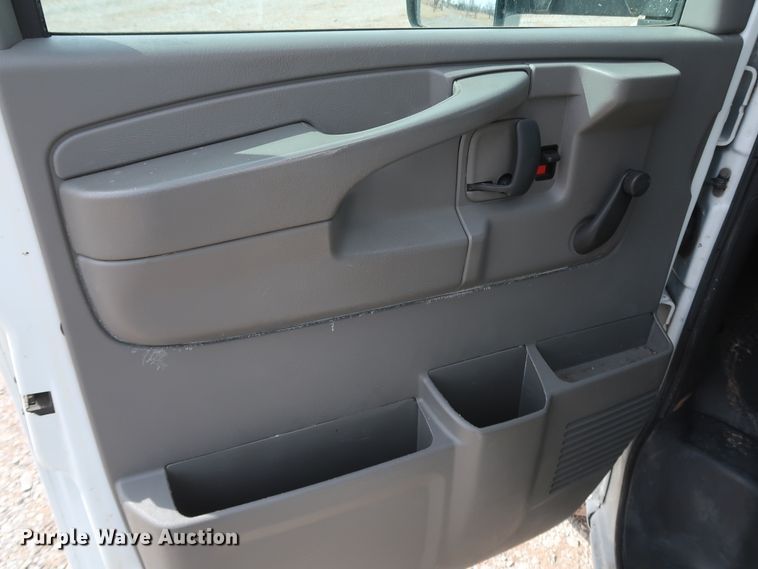 image for item IY9120 2013 Chevrolet Express G3500  box truck