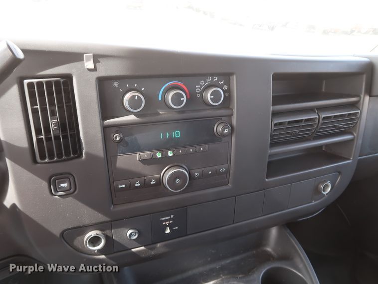 image for item IY9120 2013 Chevrolet Express G3500  box truck