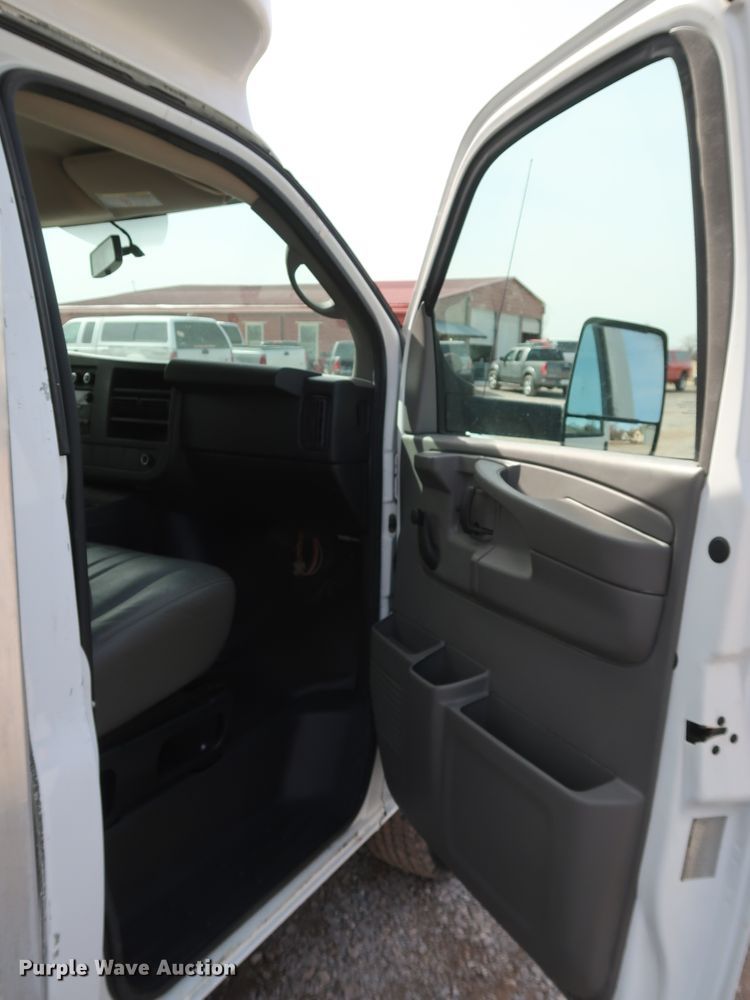 image for item IY9120 2013 Chevrolet Express G3500  box truck