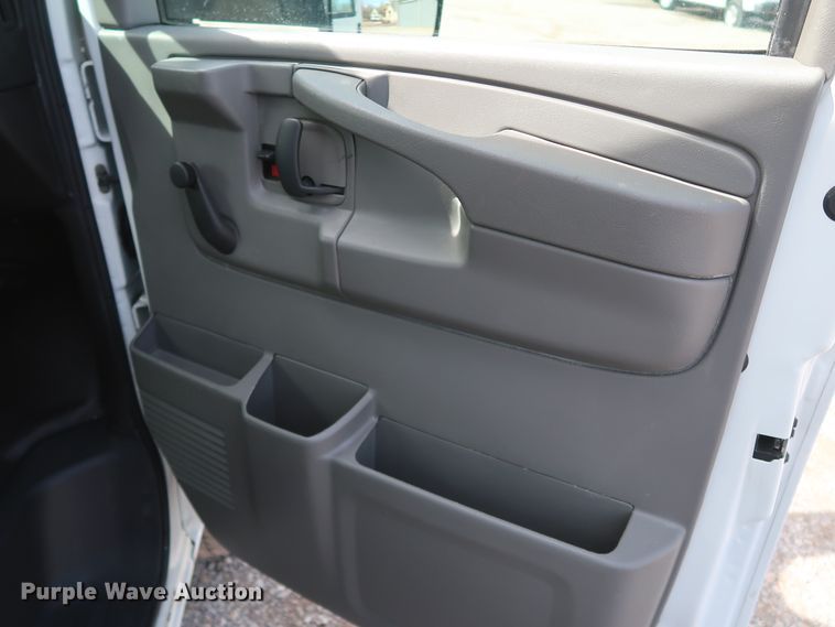 image for item IY9120 2013 Chevrolet Express G3500  box truck