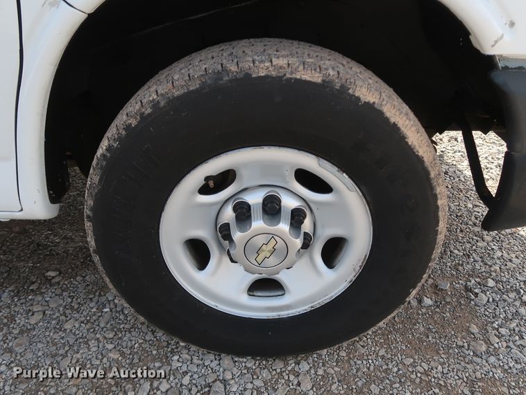 image for item IY9120 2013 Chevrolet Express G3500  box truck