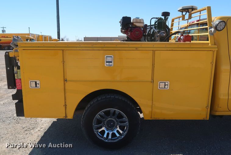 image for item IY9126 2015 Chevrolet Silverado 3500HD  utility bed pickup truck