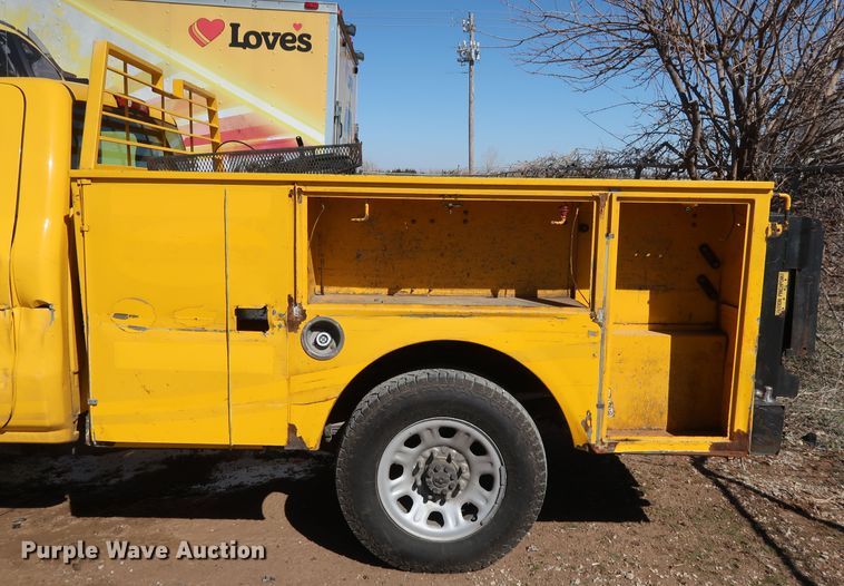 image for item IY9127 2015 Chevrolet Silverado 3500HD  utility bed pickup truck