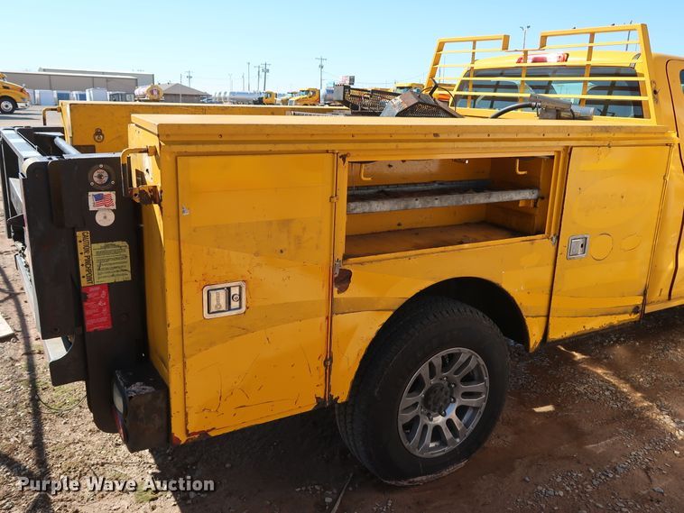 image for item IY9127 2015 Chevrolet Silverado 3500HD  utility bed pickup truck