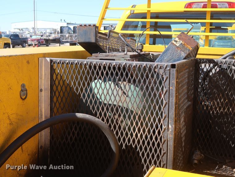 image for item IY9127 2015 Chevrolet Silverado 3500HD  utility bed pickup truck