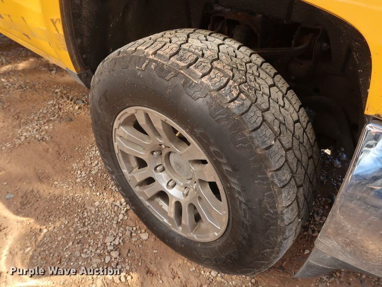 image for item IY9127 2015 Chevrolet Silverado 3500HD  utility bed pickup truck