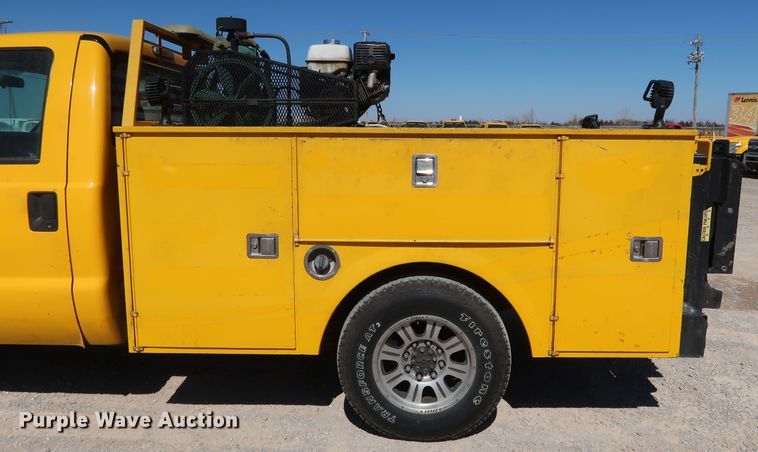 image for item IY9128 2015 Ford F350 Super Duty  utility bed pickup truck