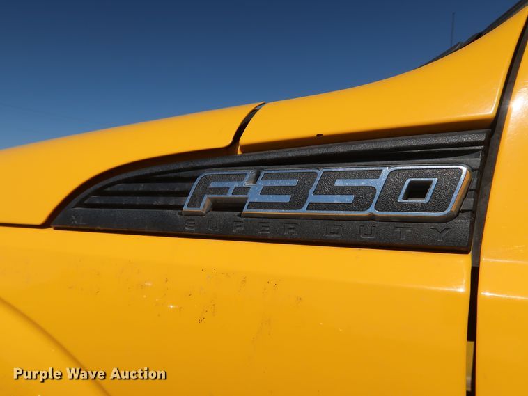 image for item IY9128 2015 Ford F350 Super Duty  utility bed pickup truck