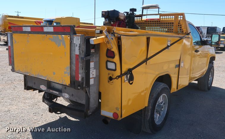 image for item IY9129 2017 Chevrolet Silverado 3500HD  utility bed pickup truck