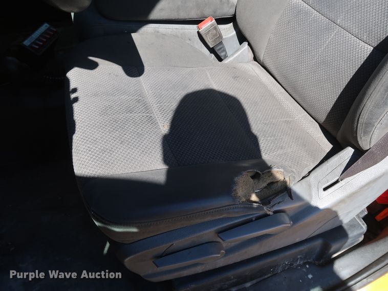 image for item IY9129 2017 Chevrolet Silverado 3500HD  utility bed pickup truck