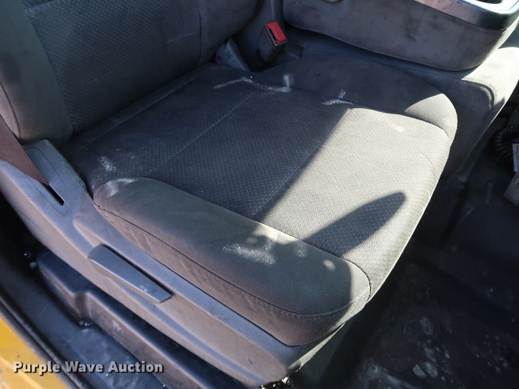 image for item IY9129 2017 Chevrolet Silverado 3500HD  utility bed pickup truck