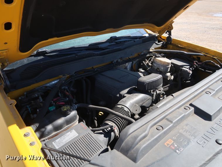 image for item IY9129 2017 Chevrolet Silverado 3500HD  utility bed pickup truck