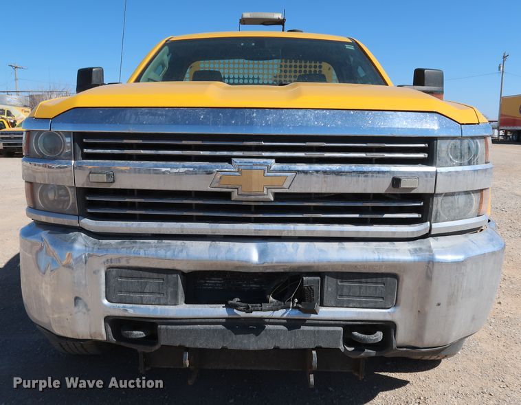 image for item IY9129 2017 Chevrolet Silverado 3500HD  utility bed pickup truck