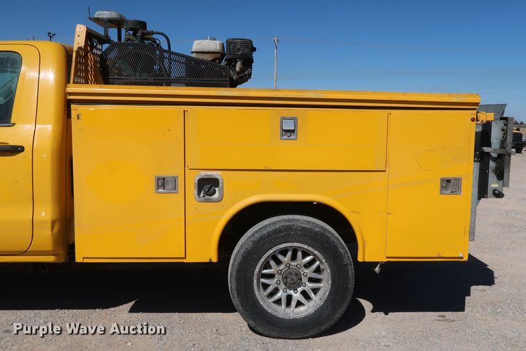 image for item IY9129 2017 Chevrolet Silverado 3500HD  utility bed pickup truck