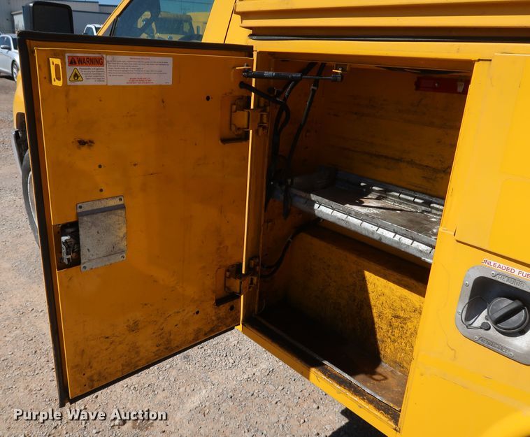 image for item IY9129 2017 Chevrolet Silverado 3500HD  utility bed pickup truck