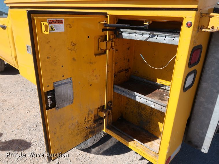 image for item IY9129 2017 Chevrolet Silverado 3500HD  utility bed pickup truck