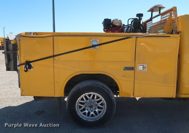 image for item IY9129 2017 Chevrolet Silverado 3500HD  utility bed pickup truck