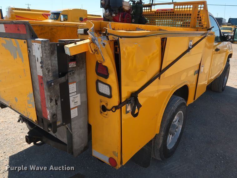 image for item IY9129 2017 Chevrolet Silverado 3500HD  utility bed pickup truck