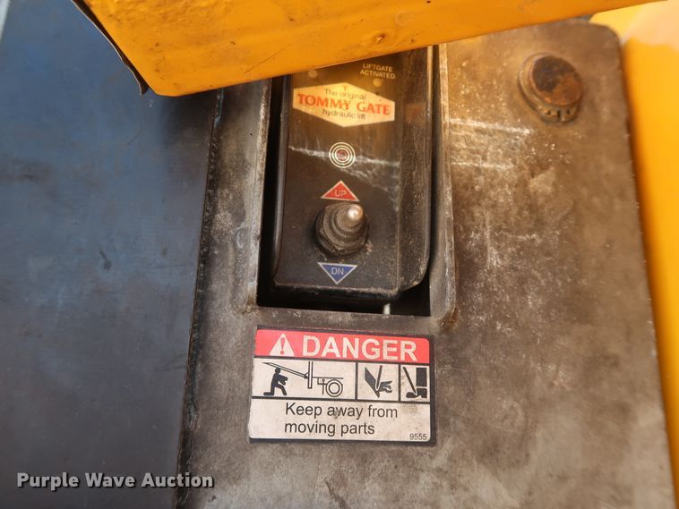 image for item IY9129 2017 Chevrolet Silverado 3500HD  utility bed pickup truck