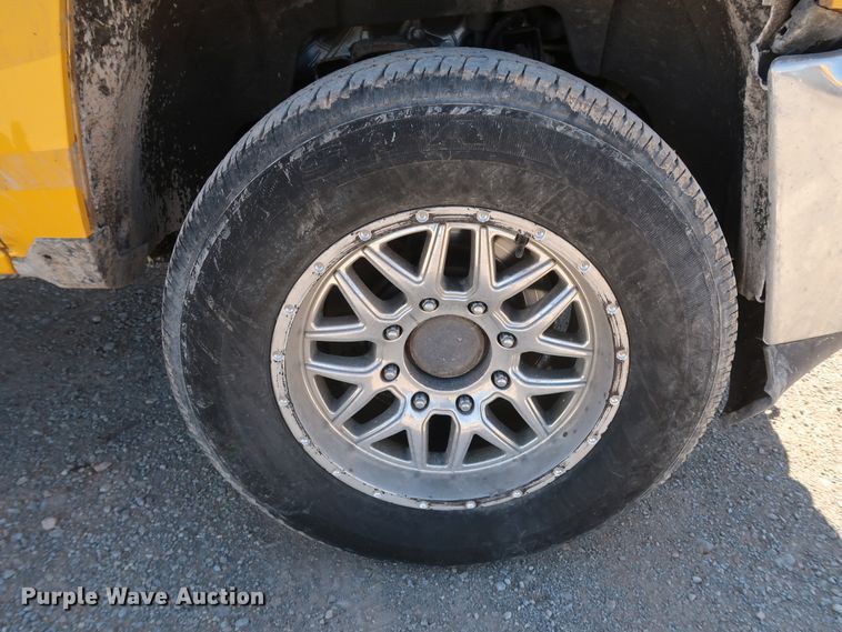 image for item IY9129 2017 Chevrolet Silverado 3500HD  utility bed pickup truck