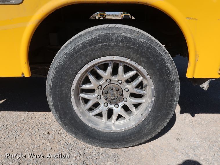 image for item IY9129 2017 Chevrolet Silverado 3500HD  utility bed pickup truck