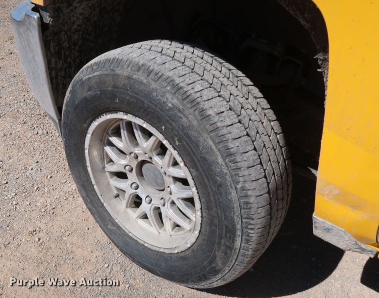 image for item IY9129 2017 Chevrolet Silverado 3500HD  utility bed pickup truck