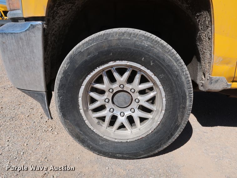 image for item IY9129 2017 Chevrolet Silverado 3500HD  utility bed pickup truck