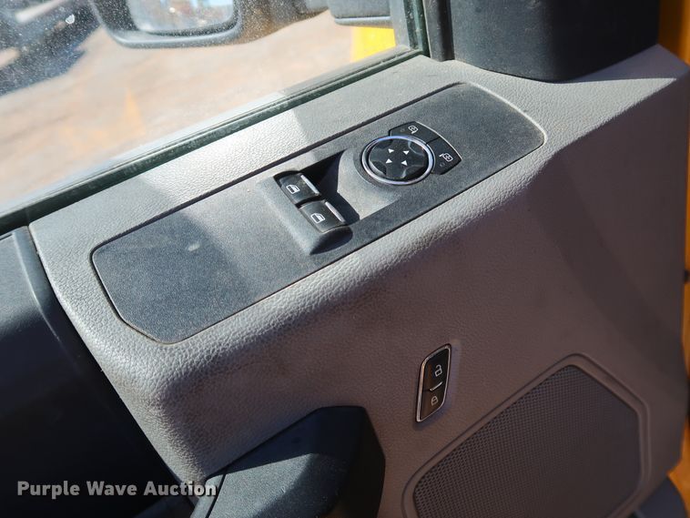 image for item IY9130 2017 Ford F350 Super Duty XL  utility bed pickup truck