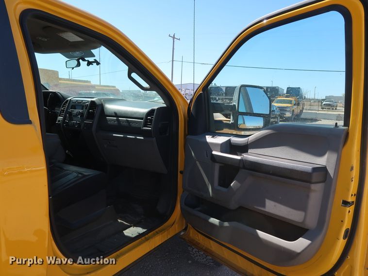 image for item IY9130 2017 Ford F350 Super Duty XL  utility bed pickup truck