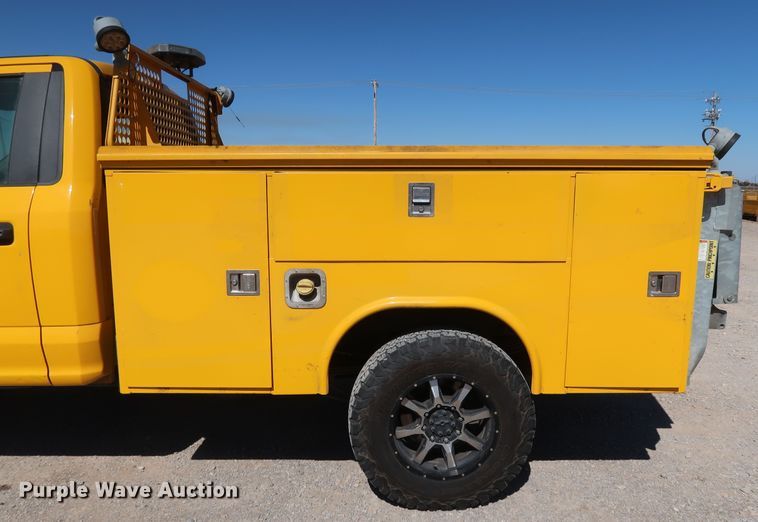 image for item IY9130 2017 Ford F350 Super Duty XL  utility bed pickup truck