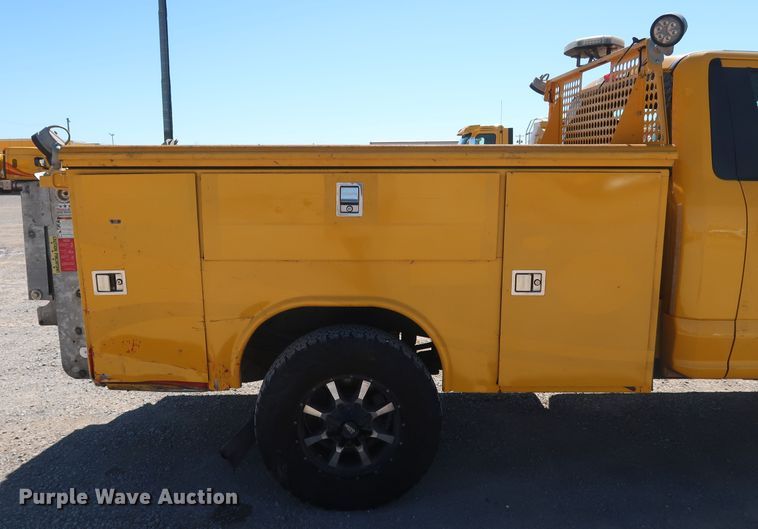 image for item IY9130 2017 Ford F350 Super Duty XL  utility bed pickup truck