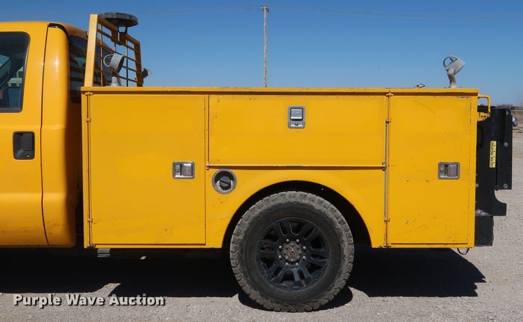 image for item IY9131 2015 Ford F350 Super Duty  utility bed pickup truck