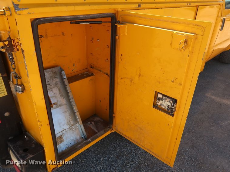 image for item IY9131 2015 Ford F350 Super Duty  utility bed pickup truck