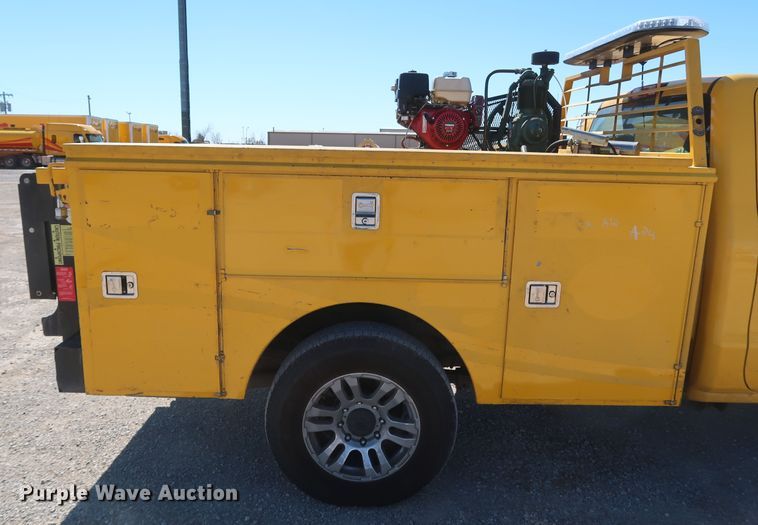 image for item IY9137 2015 Chevrolet Silverado 3500HD  utility bed pickup truck