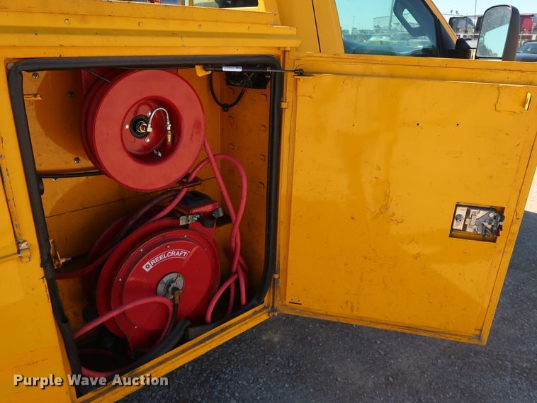 image for item IY9137 2015 Chevrolet Silverado 3500HD  utility bed pickup truck