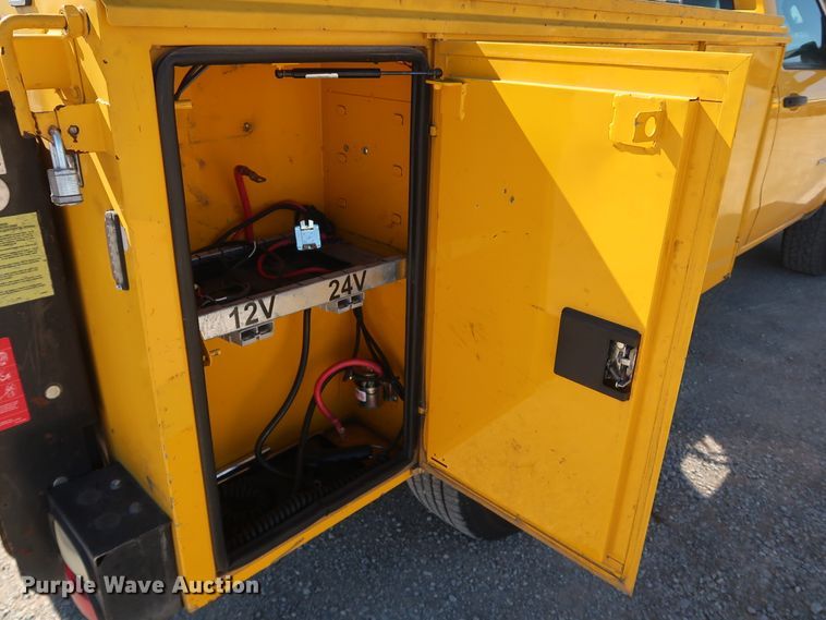 image for item IY9137 2015 Chevrolet Silverado 3500HD  utility bed pickup truck