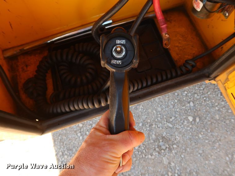 image for item IY9137 2015 Chevrolet Silverado 3500HD  utility bed pickup truck