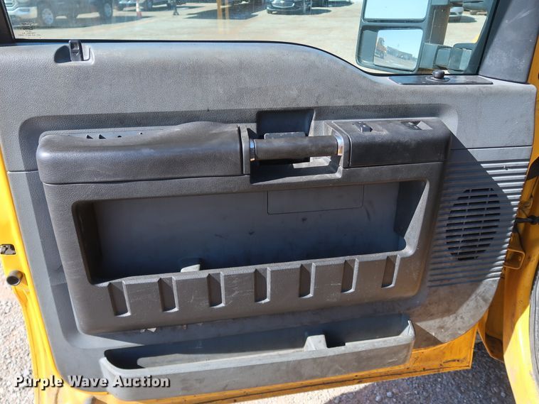 image for item IY9141 2016 Ford F350 Super Duty  utility bed pickup truck