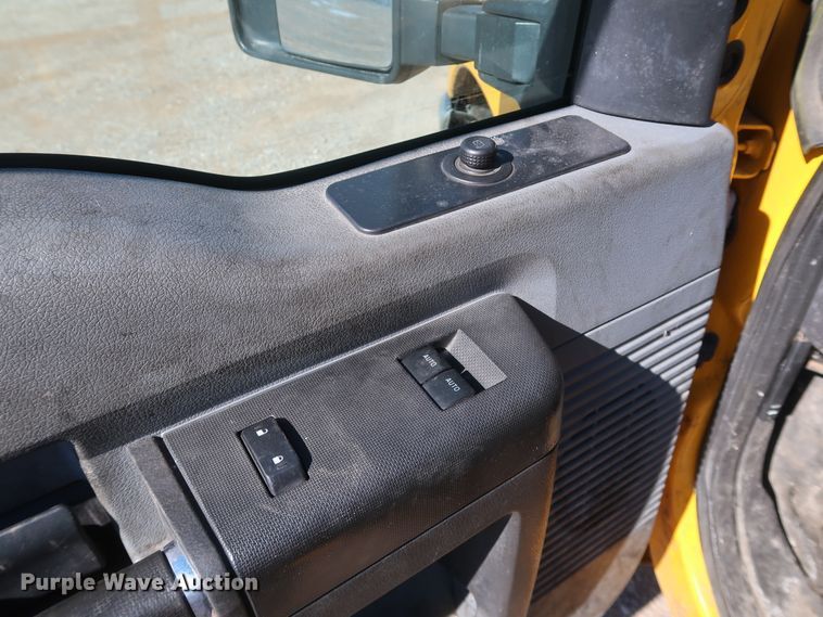 image for item IY9141 2016 Ford F350 Super Duty  utility bed pickup truck